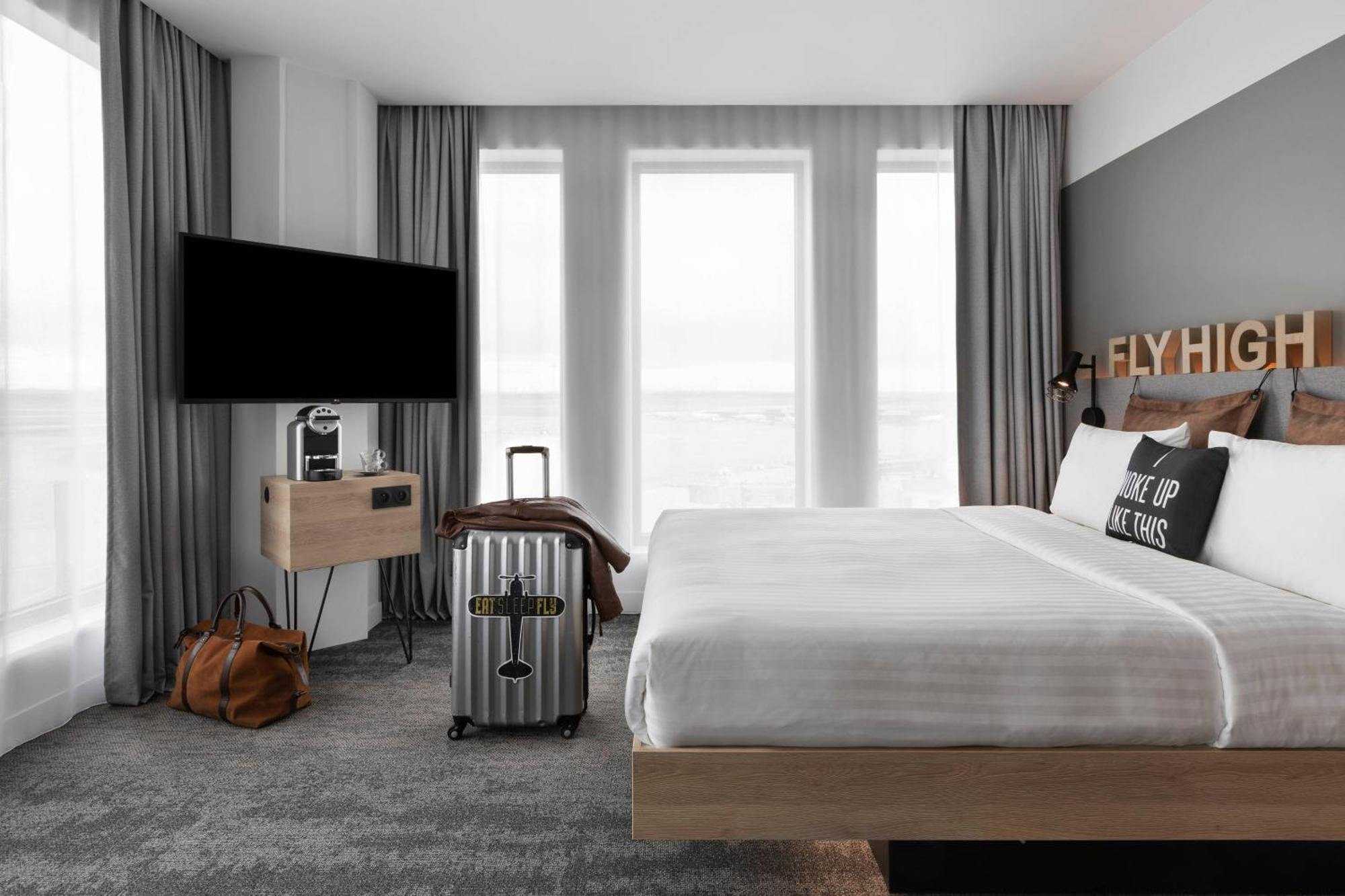 Moxy Lyon Airport 3*